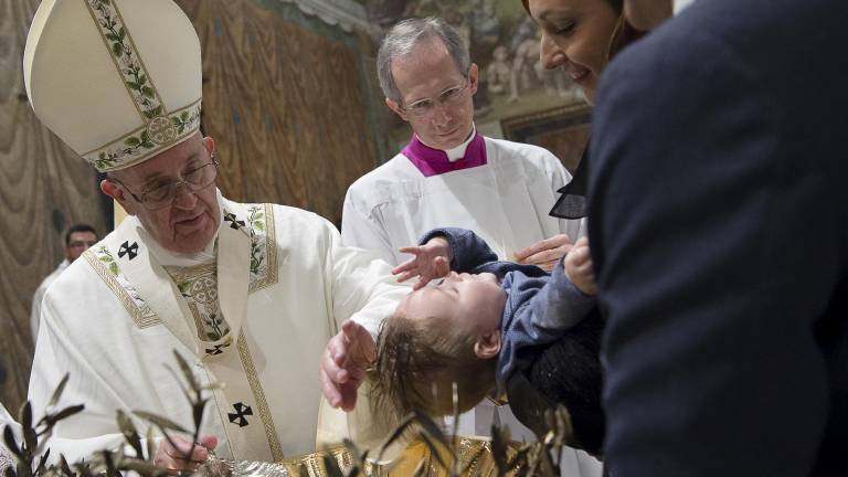 Papa Francisco bautiza a 26 niños en la Capilla Sixtina