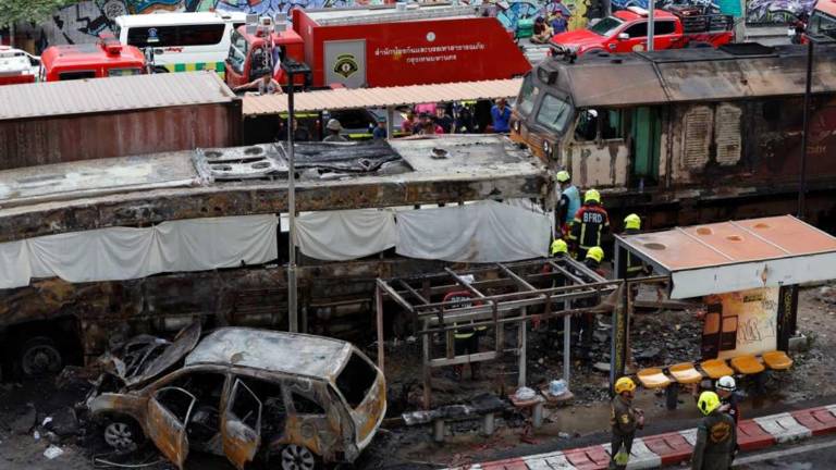 Al menos 8 muertos y 25 heridos tras choque de tren y bus que se incendió en Tailandia