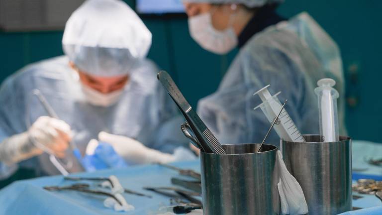 Cirujanos del Hospital Baca Ortíz extirparon un tumor a una niña de dos años en cirugía de 9 horas