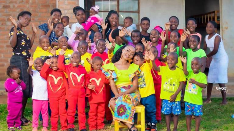 Madre de 23 años decidió acoger a 33 niños huérfanos
