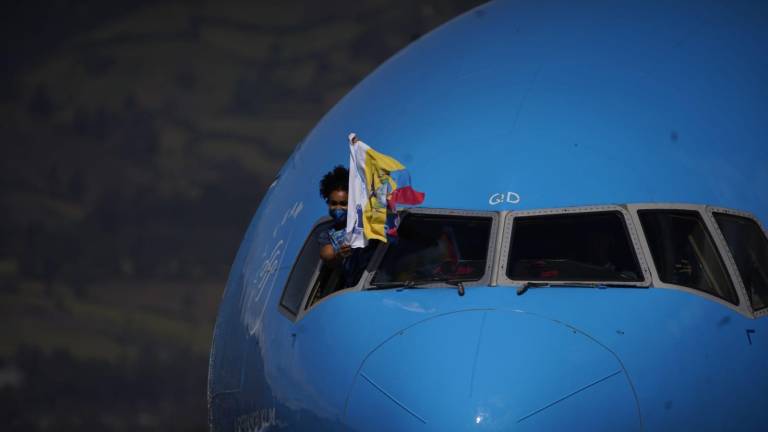 Neisi Dajomes flamea la bandera de Ecuador a su llegada al país.