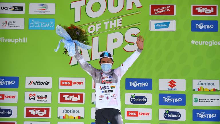 Ciclista ecuatoriano mantiene su liderato de equipo en el Tour de los Alpes