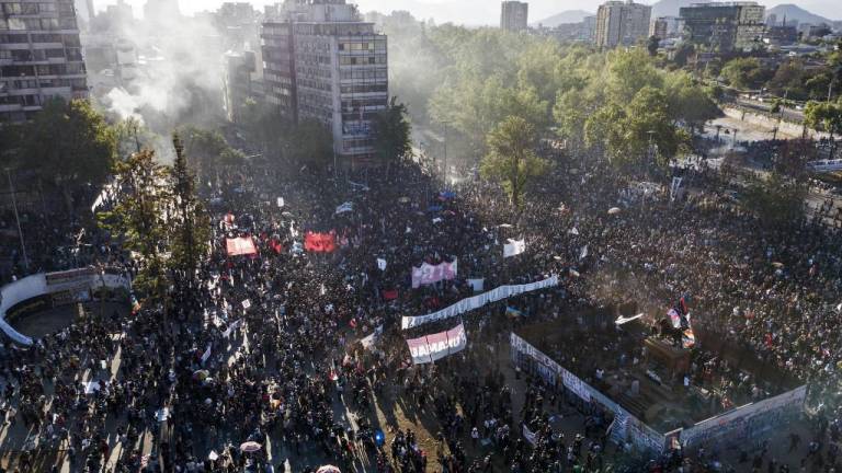 Masivas manifestaciones a dos años de revuelta social en Chile terminan con incidentes violentos