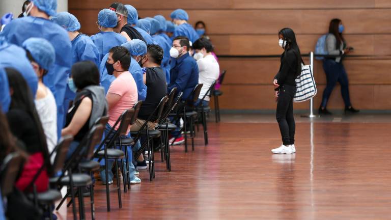 Ecuador dejará de pedir certificado de vacunación para ingresar a aeropuertos