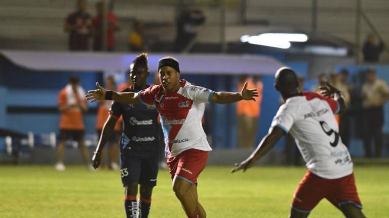 Ronaldinho jugó en Manta para apadrinar un torneo infantil