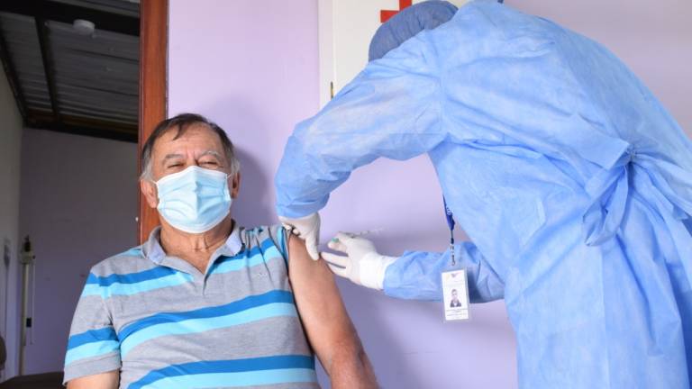 Cerca de 9.000 adultos mayores fueron vacunados en el país, tras iniciar la fase uno