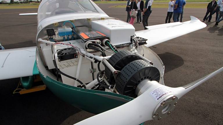 El primer avión eléctrico tripulado de Suramérica levanta vuelo