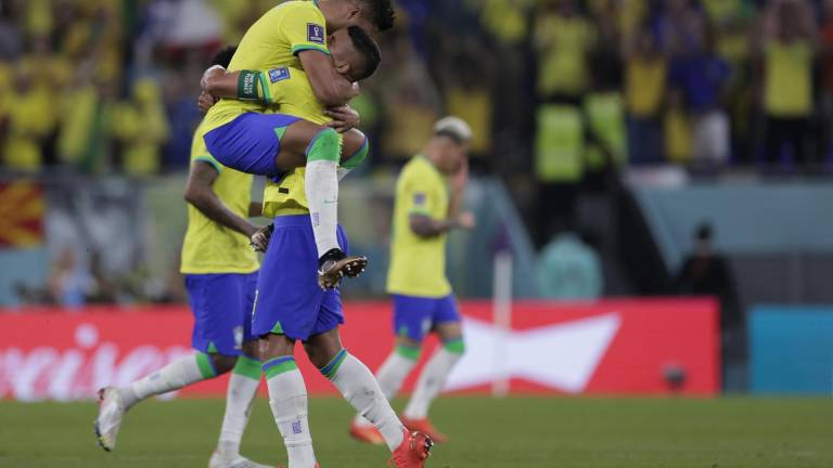 Casemiro (arriba) de Brasil celebra un gol con Thiago Silva hoy, en un partido de la fase de grupos del Mundial de Fútbol Catar 2022 entre Brasil y Suiza en el estadio 974 en Doha (Catar).