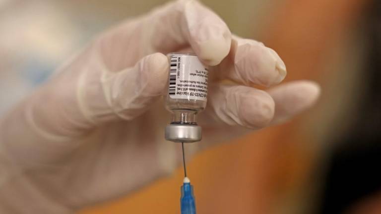 Pfizer y Moderna incrementan el precio de sus vacunas anticovid, revela el Financial Times