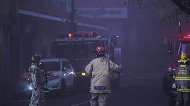 Edificio colapsa parcialmente por gran incendio en el centro de Guayaquil