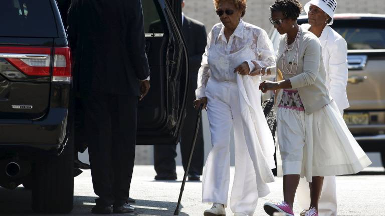 Hija de Whitney Houston descansa junto a su madre