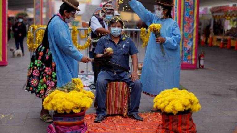 Baños de florecimiento, una tradición ancestral para ‘limpiar’ las malas energías del 2020