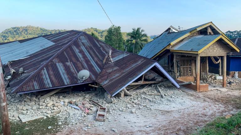 Un terremoto de magnitud 7,7 sacude la costa de Indonesia