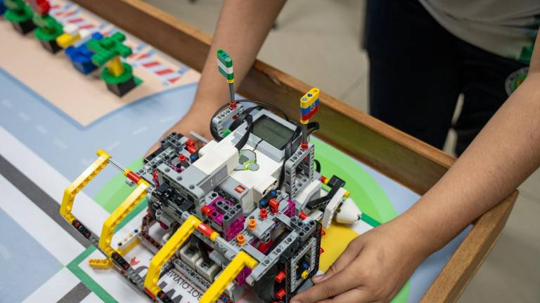 Una joven trabaja en un prototipo.