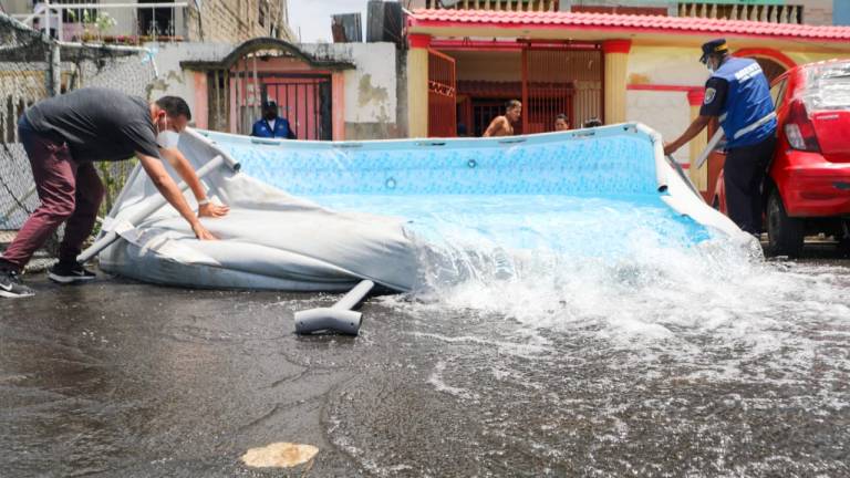 Cerca de 300 millones de litros de agua se desperdiciaron en Guayaquil: irregularidades con piscinas armables