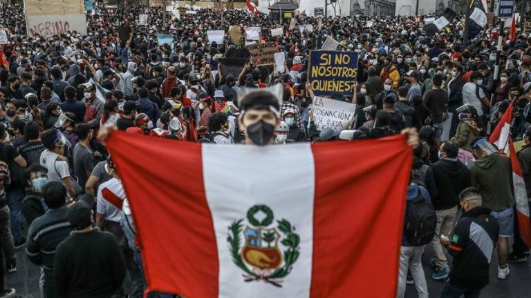 Constitucional de Perú evalúa dar la razón a Vizcarra contra su destitución