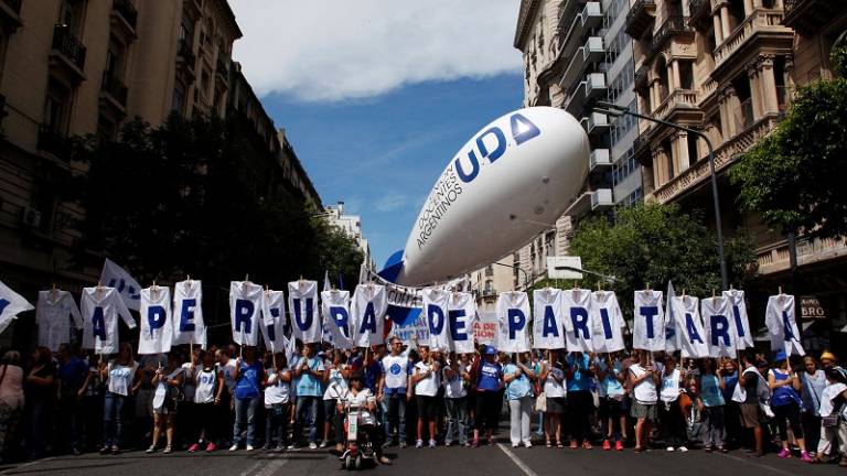 Sindicatos confrontan a Macri con marcha masiva