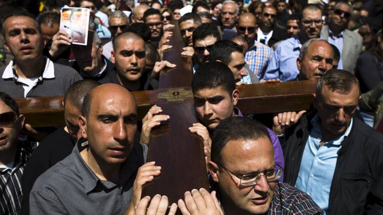 Miles de cristianos recorren últimos pasos de Jesús en su camino a la cruz
