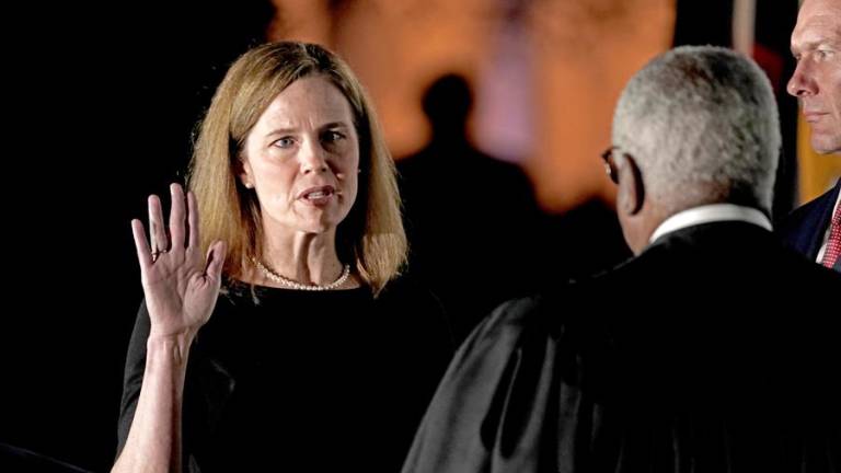 Senado de EE.UU. confirma a Amy Barrett como nueva jueza del Supremo