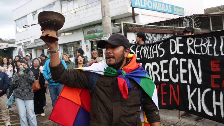 Paro nacional continúa en Ecuador: vías cerradas en tres provincias mientras rige estado de excepción