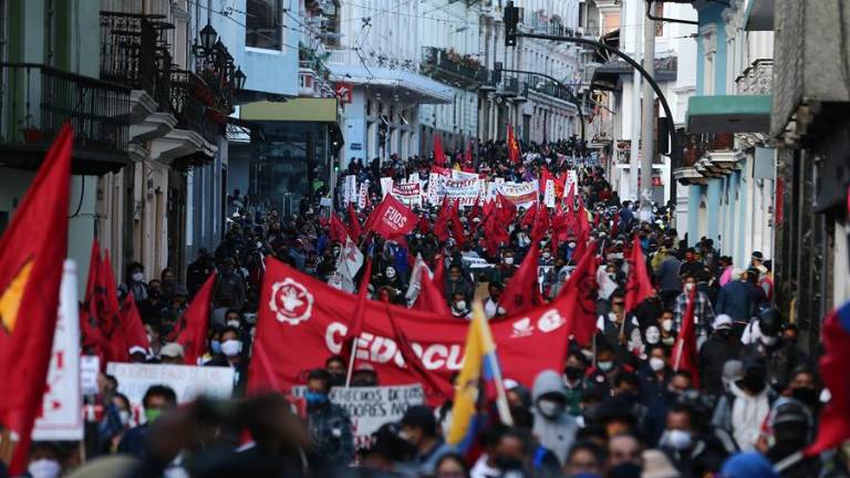 Fuerzas de seguridad dispersan con gas lacrimógeno manifestación en Quito