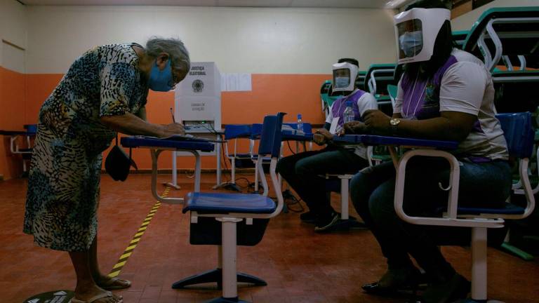 Bolsonaro pone en duda el proceso de recuento de votos en Brasil
