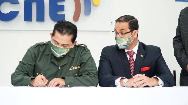 Lucio Gutiérrez inscribe su candidatura presidencial en el CNE