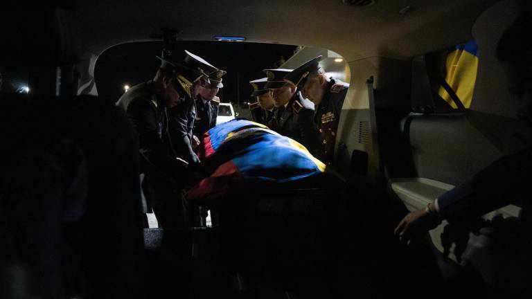 Integrantes del Ejercito cargan los ataúdes de los 11 militares asesinados en un operativo contra la minería ilegal en la Amazonía, a su llegada este sábado a Quito.