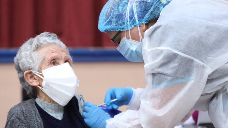 La fase 1 de vacunación concluyó con un 28 % de adultos mayores rezagados