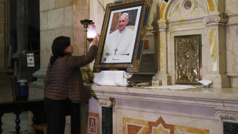 El papa Francisco se sobrepone a la insuficiencia renal y anemia en su decimotercer día hospitalizado