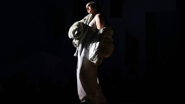 La cantante española Rosalía dio un show durante la pasarela de la nueva colección Otoño/Invierno 2023/2024 de Louis Vuitton en la Semana de la Moda de París.