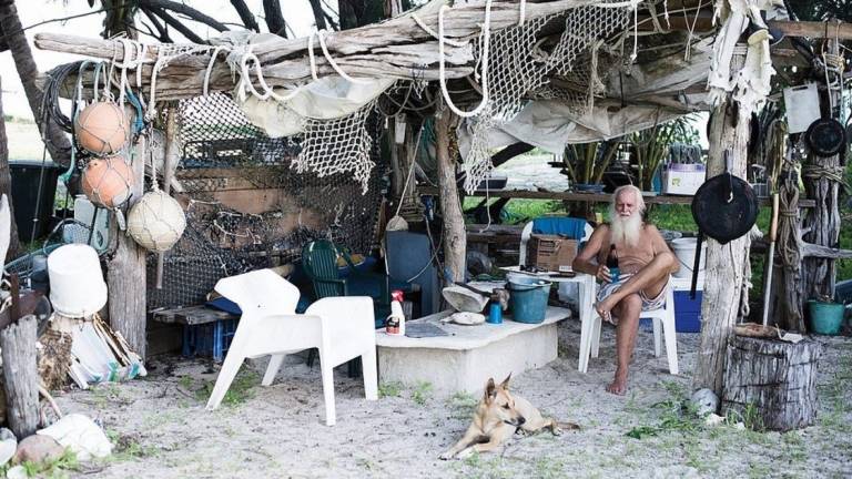 Exmillonario vive en una isla desierta con maniquíes y cuenta su experiencia de aislamiento