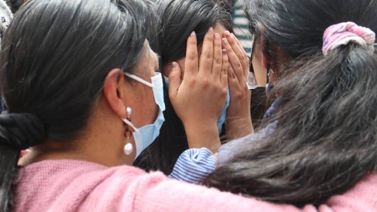 Dramáticas escenas de rescate por el aluvión en Quito: hay niños que necesitan ayuda