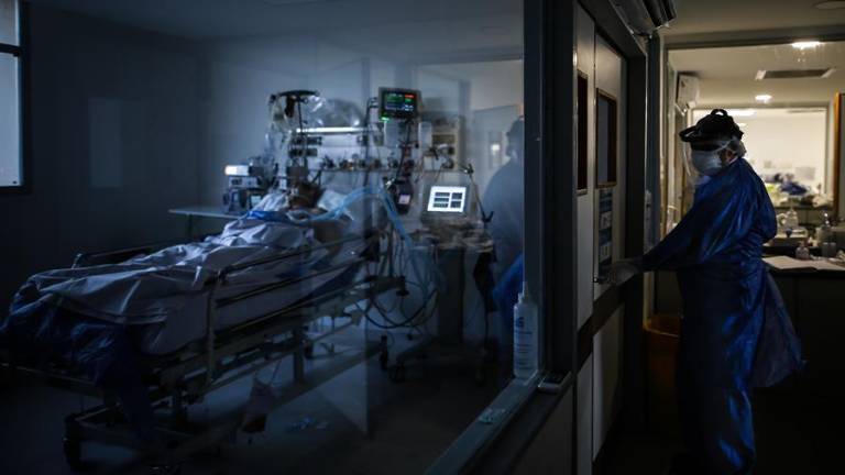 Reportan la primera muerte en el mundo por reinfección de COVID-19: falleció por los efectos de la segunda vez que enfermó