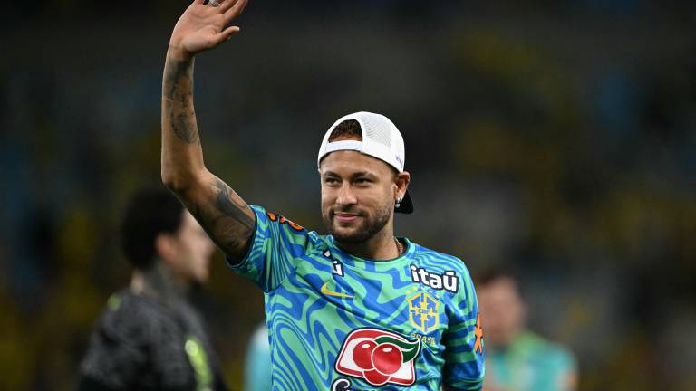 El delantero brasileño Neymar saluda a los aficionados al finalizar el partido amistoso internacional entre Brasil y Panamá en el estadio Maracaná.