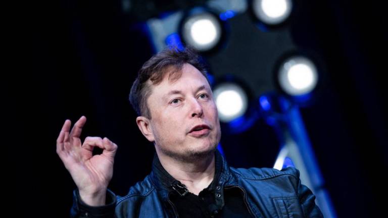 Impostores del multimillonario Elon Musk estafan millones de dólares usando criptomonedas