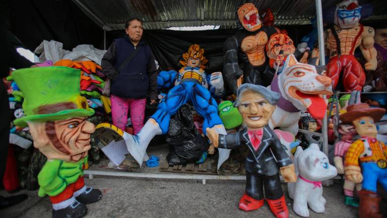 Monigotes de políticos son los más vendidos en Quito para quemarlos en fin de año