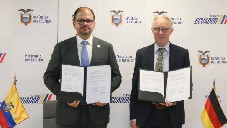 El ministro del Interior, John Reimberg, posa junto al embajador de Alemania en Ecuador, Jens Peter Lütkenherm.