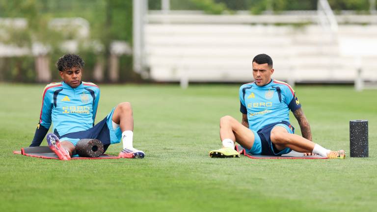 Lamine Yamal y Pedro Porro entrenan al margen antes de la final del Mundial entre España y Argentina