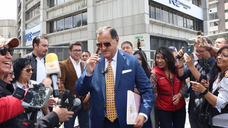 Asambleístas de la Revolución Ciudadana acompañaron al abogado Carlos Bravo en la entrega de una denuncia por peculado contra el CNE, por la adquisición de esferográficos con tinta de secado lento. Fotos: API / Rolando Enríquez
