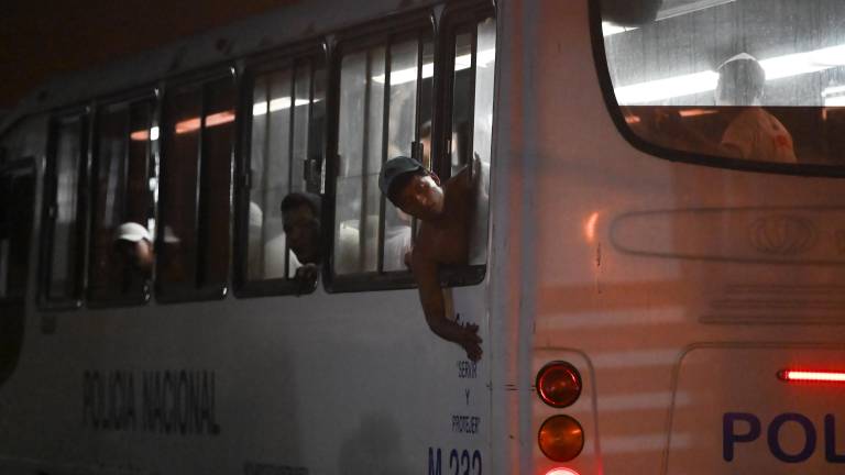 Tripulantes de barcos hundidos por EE.UU. fueron llevados a una unidad policial tras arribar a Manta