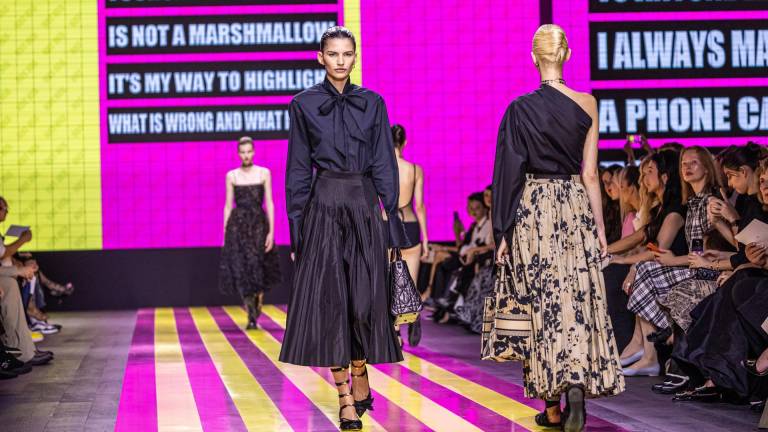 Los modelos presentan creaciones de la diseñadora italiana Maria Grazia Chiuri de la colección Dior Primavera/Verano 2024 Womenswear durante la Semana de la Moda de París.