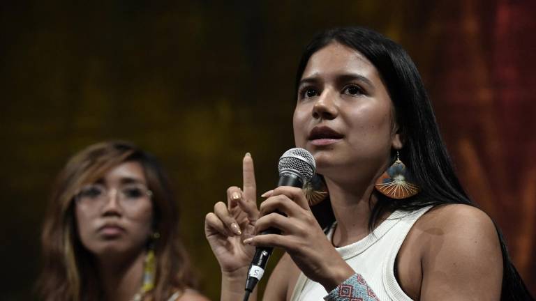 La activista ambiental y de derechos humanos ecuatoriana Helena Gualinga habla durante el evento Conversación sobre el poder del activismo en el Theatre du Chatelet en París el 22 de junio de 2023.