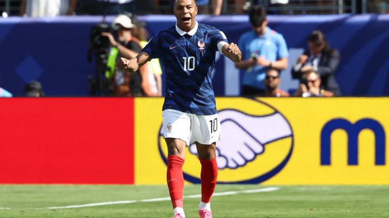 Francia venció a Senegal en su estreno mundialista con un doblete de Mbappé
