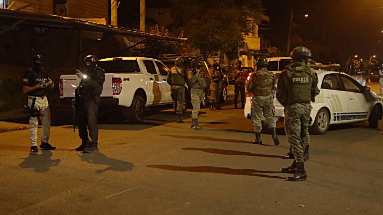 Varios supuestos integrantes de las bandas Los Choneros y Los Lobos fueron detenidos la madrugada de este jueves durante los 22 allanamientos realizados en Manta.