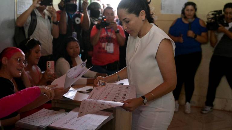 Elecciones Ecuador 2025: Luisa González se mostró optimista al ejercer su voto: 'el pueblo ecuatoriano va a vencer'