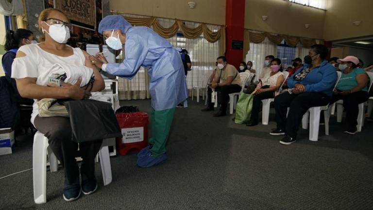Ecuador debe vacunar a 950.000 personas para la inmunidad de rebaño contra COVID-19