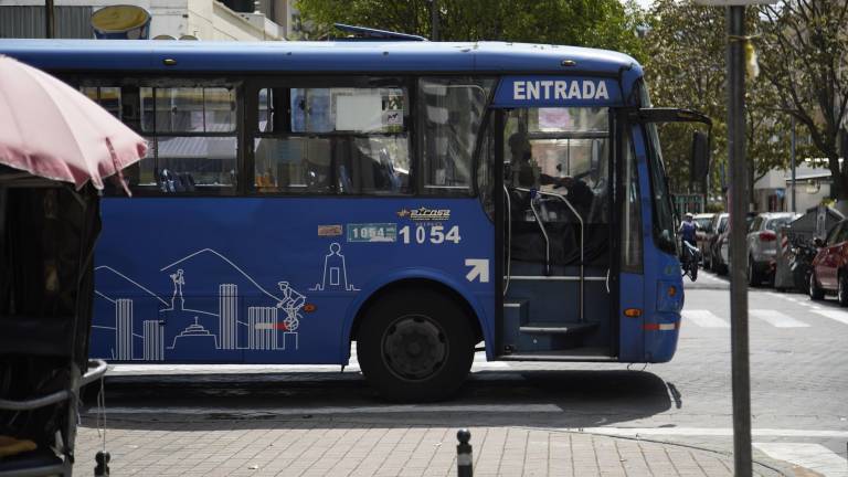 Fotografía que muestra un bus de transporte urbano en la ciudad de Quito.