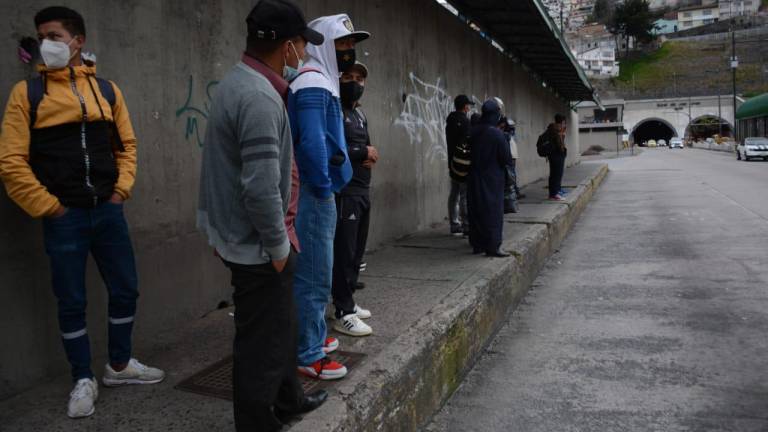 Segundo día de paro parcial de transportistas en Quito en rechazo a aumento del diésel