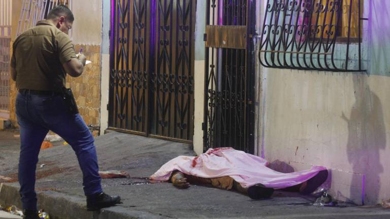 Personal de la Policía Nacional acudió para recoger indicios y cooperar en el levantamiento de los cadáveres.